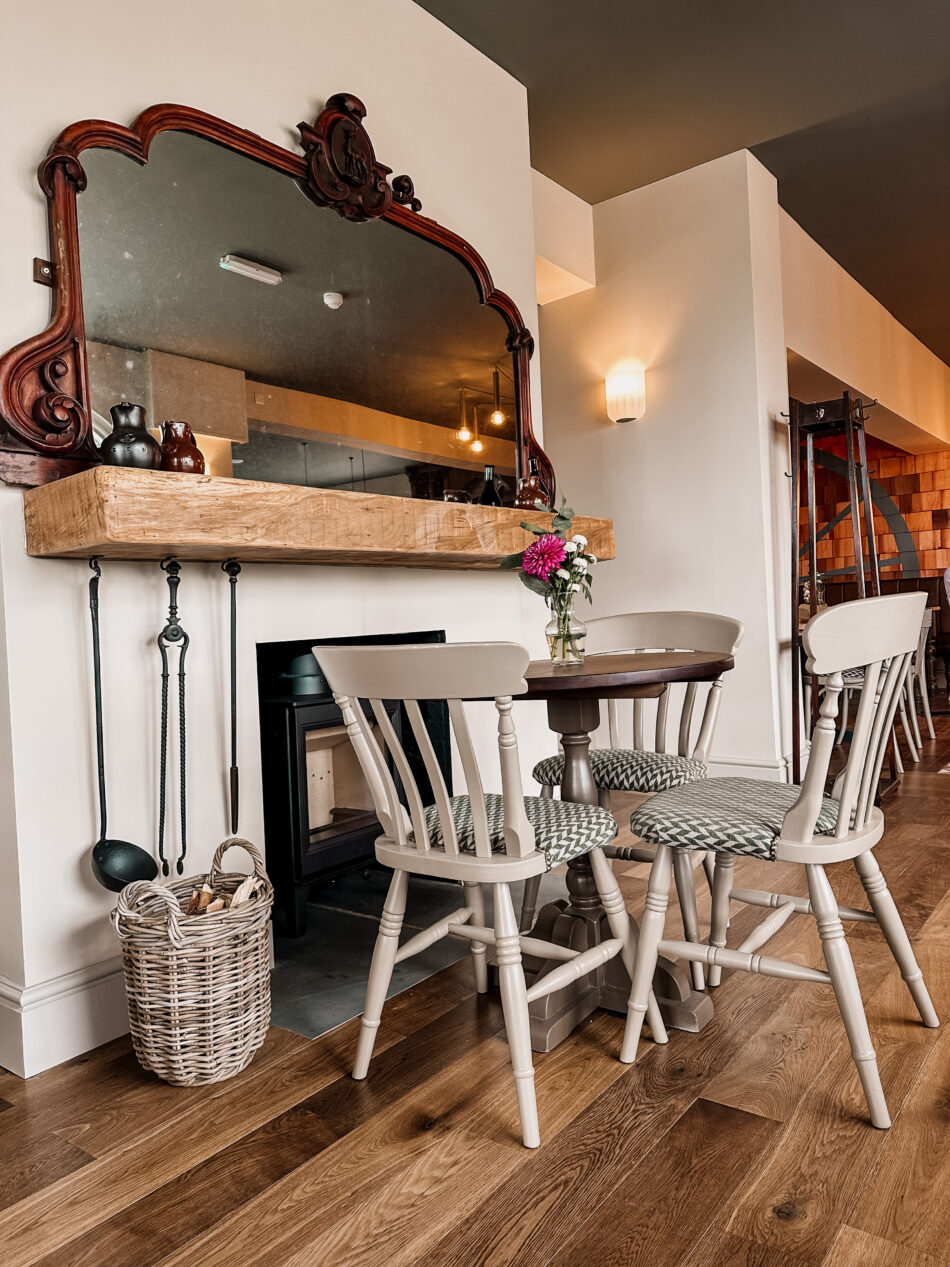 Rustic & cosy with log fireplace